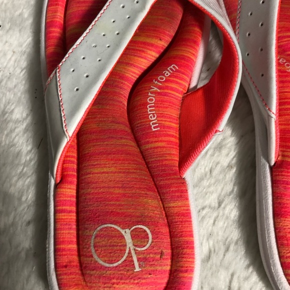 The Women’s Ocean Pacific Memory Foam Flip Flops. Size 7/8 - Picture 2 of 4